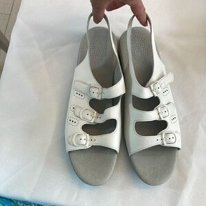 SAS WHITE LEATHER SANDALS.  TRIPAD COMFORT.  NEW.